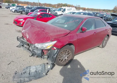 2015 Toyota Camry Le z USA, uszkodzony, nr VIN 4T1BF1FK7FU981589